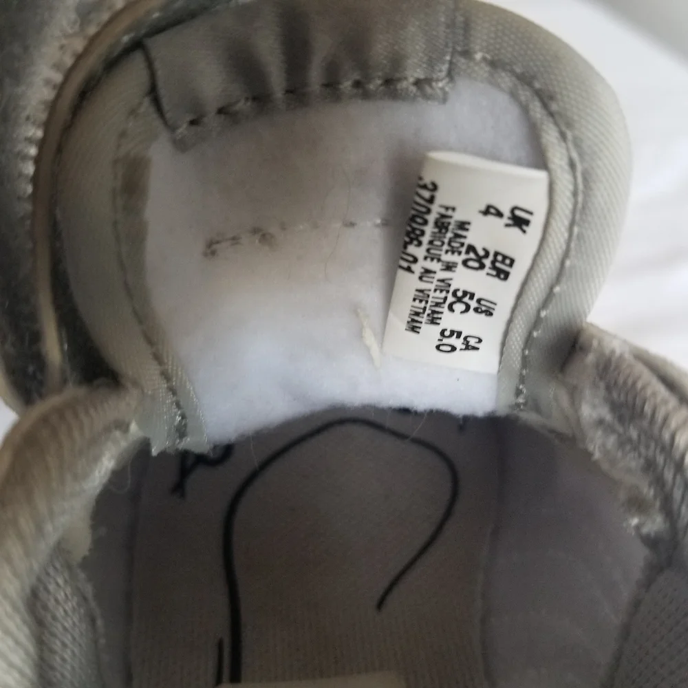 Toddler Puma Running Shoes Size CA 5.0 EUC/U.S 5C Silver,White&Sparkly - Picture 10 of 15
